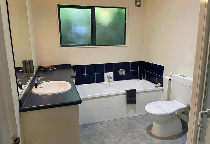 Апартаменты 2 Спальни, Bassingers Motor Lodge