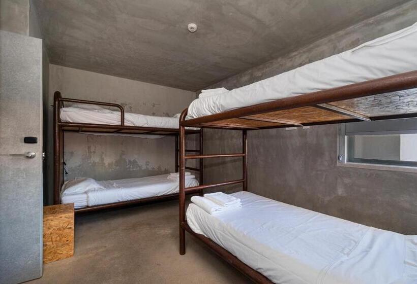 스탠다드 4인용 룸 공용 욕실, N1 Hostel Apartments And Suites