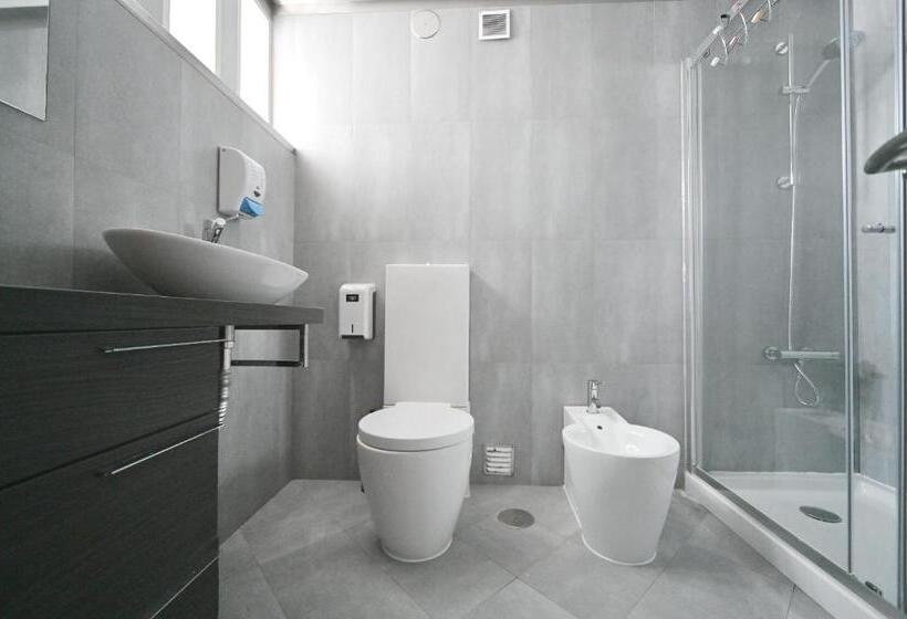 Quarto Estandar, Famous Crows Lisbon Suites
