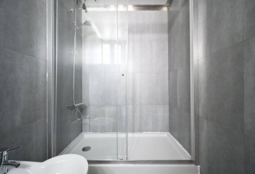 Quarto Estandar, Famous Crows Lisbon Suites