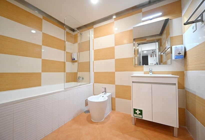 Quarto Estandar, Famous Crows Lisbon Suites