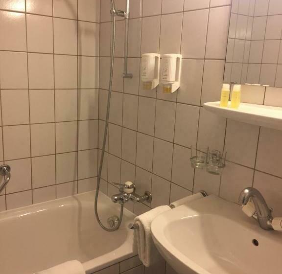 Семейный Номер, Hôtel De France