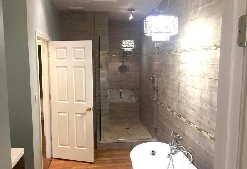 스위트 킹사이즈 침대, Grey Rose Suites