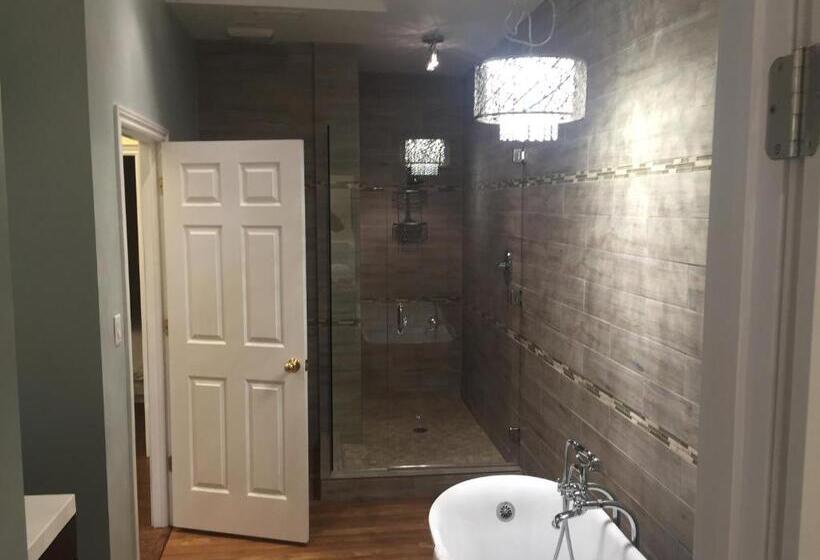 스위트 킹사이즈 침대, Grey Rose Suites