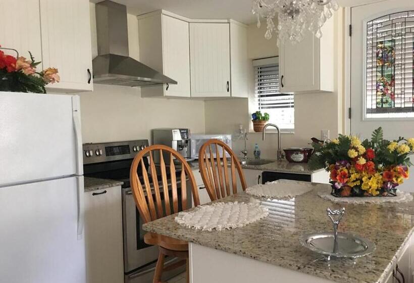 Апартаменты 1 Спальня Вид на Сад, Diana S Luxury Bed And Breakfast