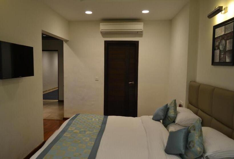 クラブルーム, Sobti Continental Bareilly