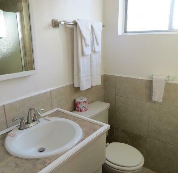 Апартаменты 2 Спальни, Capri Motel