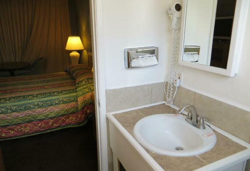 Семейный Номер, Capri Motel