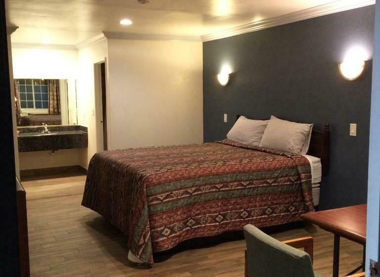 스탠다드 룸 킹사이즈 침대, Royal Inn