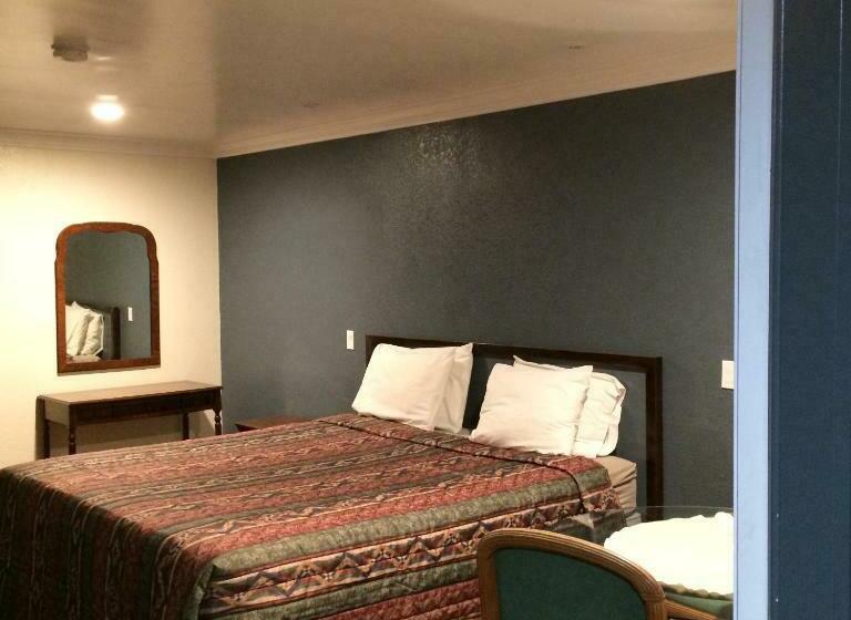 스탠다드 룸 킹사이즈 침대, Royal Inn