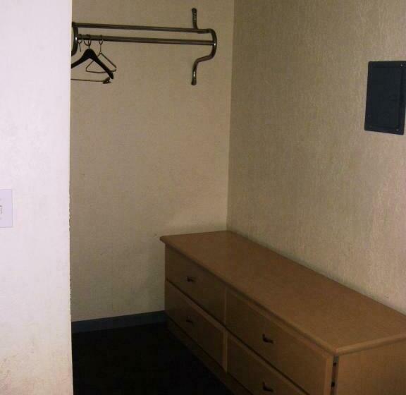 סוויטה דלוקס, Sunrise Motel