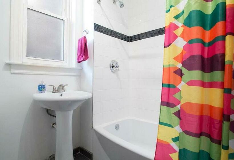 Quarto Deluxe, Wrigley Hostel   Chicago