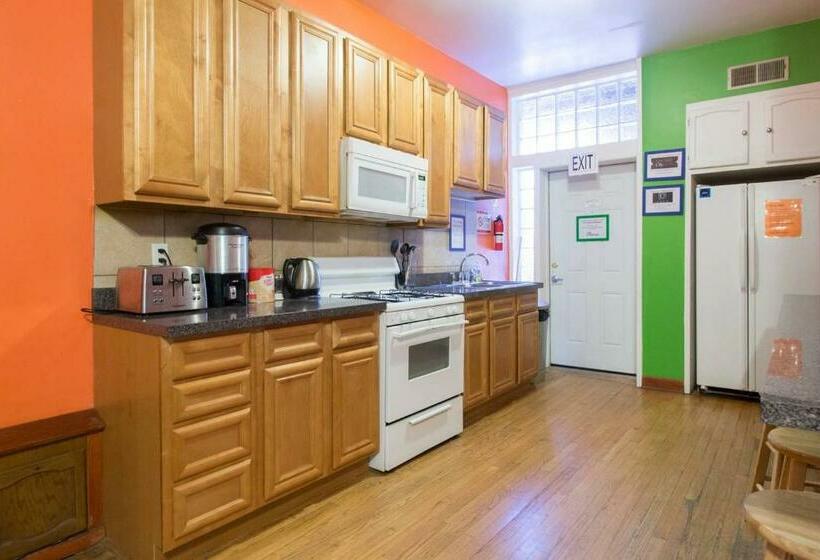Quarto Deluxe, Wrigley Hostel   Chicago