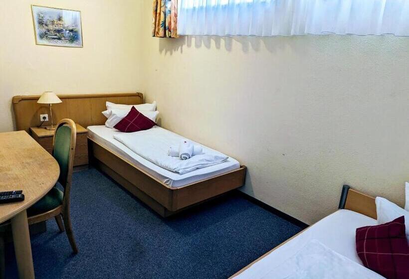 패밀리 룸, Room In Guest Room   2 Room Apartment With Its Own Kitchen And Bathroom