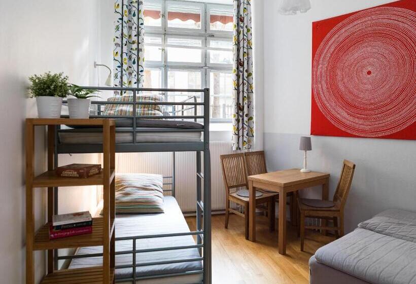 스탠다드 4인용 룸 공용 욕실, Castanea Old Town Hostel