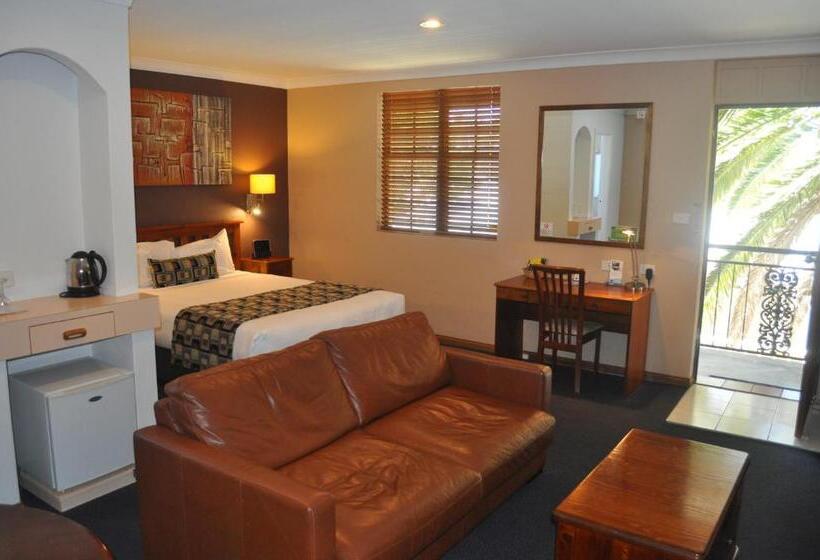 Номер Executive, In Town Motor Inn
