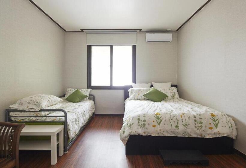 غرفة عائلية, Jiwoljang Guest House