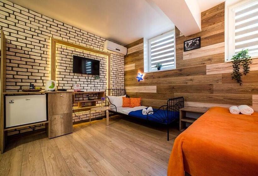 اتاق لوکس خانوادگی, Fox Rooms Apart