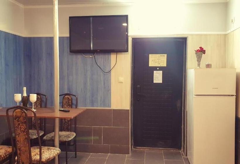 Economy Triple Room, Paralax
