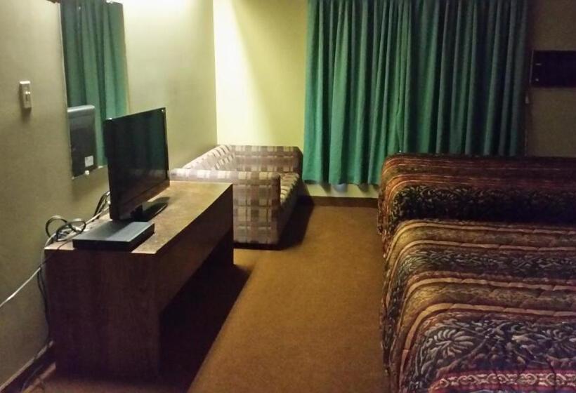 חדר משפחתי, The Ritz Cafe And Motor Inn