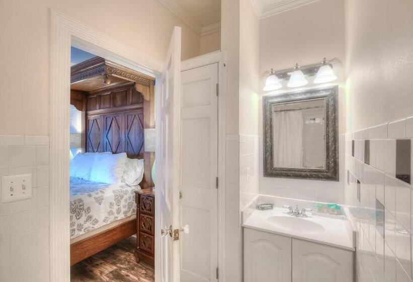 Номер Deluxe, Elaine S Cape May Boutique