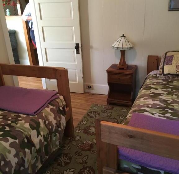 Хижина, Crosswinds Motel