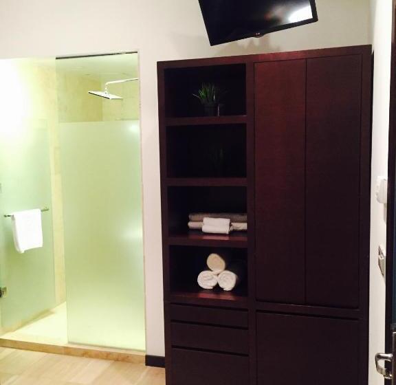 اتاق عادی, The One Boutique