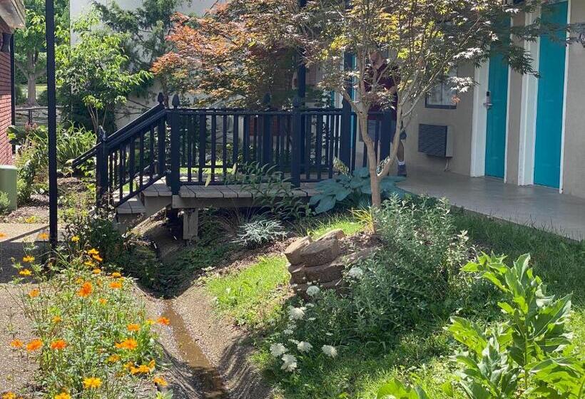 חדר משפחתי, Cascades Inn