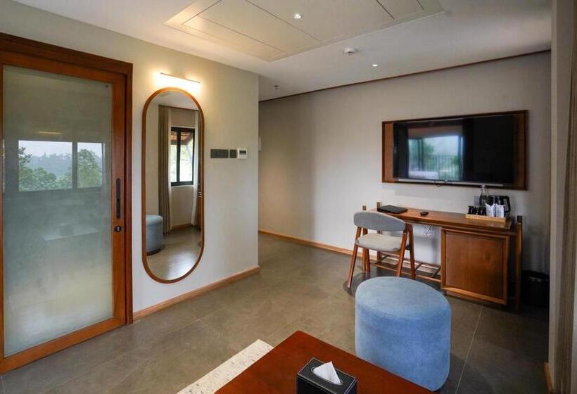 디럭스 스위트, Sterling Lontano Waterfront Wayanad