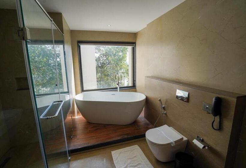 이그제큐티브 스위트, Sterling Lontano Waterfront Wayanad