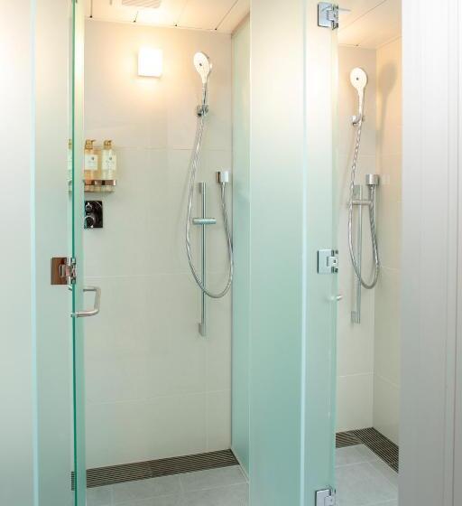 Кровать в Многоместном Номере с Общей Ванной, Plaza East Cabin For Men Only