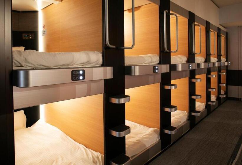 Кровать в Многоместном Номере с Общей Ванной, Plaza East Cabin For Men Only