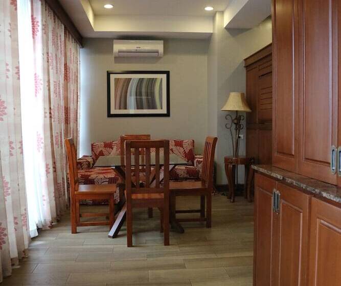 جناح, Paragon Hotel And Suites