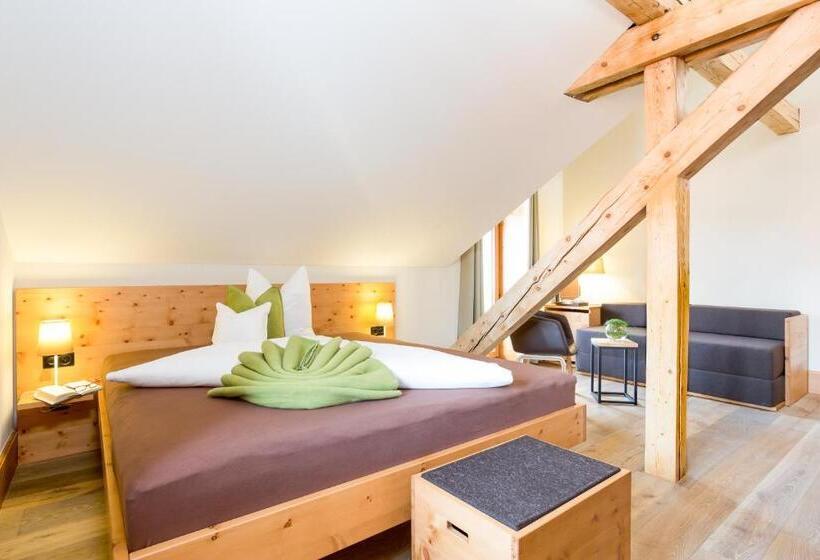 سوییت لوکس, The Alpina Mountain Resort