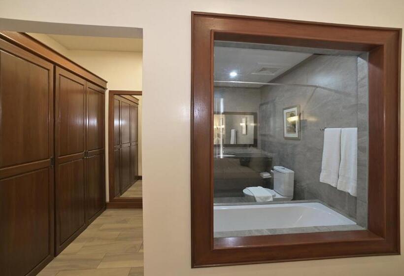 جناح جونيور, Paragon Hotel And Suites