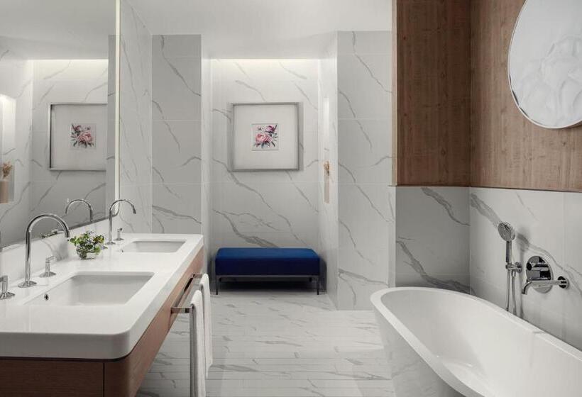 اتاق دلوکس با تخت کینگ و چشم‌انداز شهر, The St. Regis Al Mouj Muscat Resort
