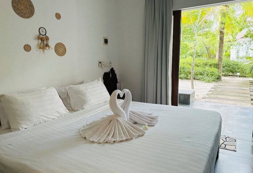 带泳池观景的豪华房, Long Set Resort