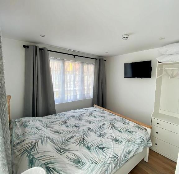 Номер Стандарт, The Prince Albert, Whitton