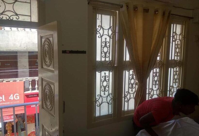 חדר דלוקס, Pmr Enclave Near Apollo Hospital