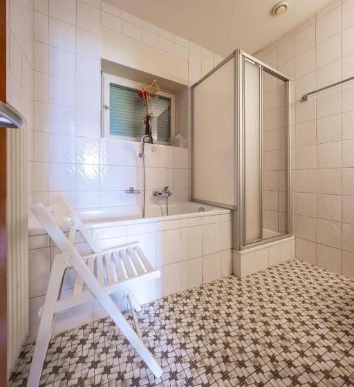 اتاق استاندارد با چشم‌انداز دریاچه, La Batelière Bnb