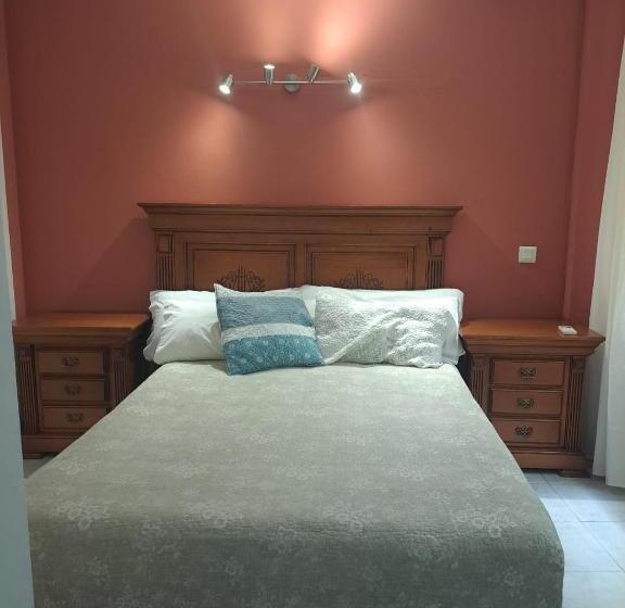 سوییت جونیور, Hostal Montys