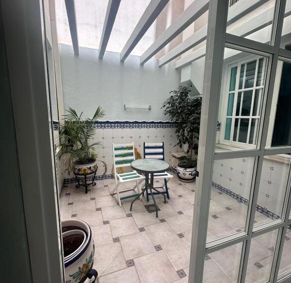 سوییت جونیور, Hostal Montys
