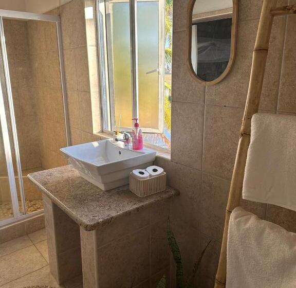 ルームシェアのワンベッド, Lehani Beach Hostel