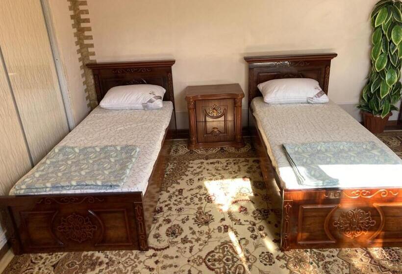 اتاق خانوادگی با چشم‌انداز باغ, Hostel Old Street