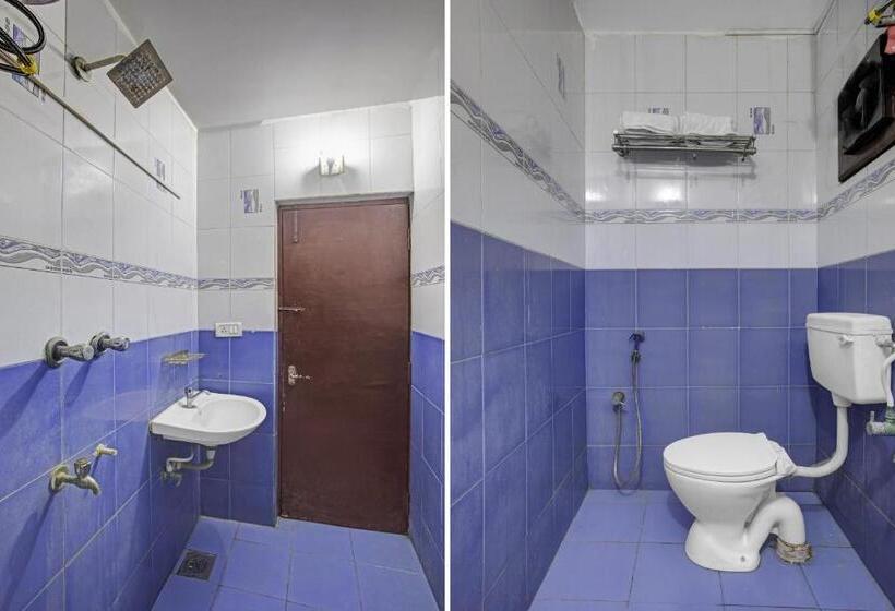 Quarto Deluxe, Fabhotel Neethu Residency   Nr Avm Film Studio