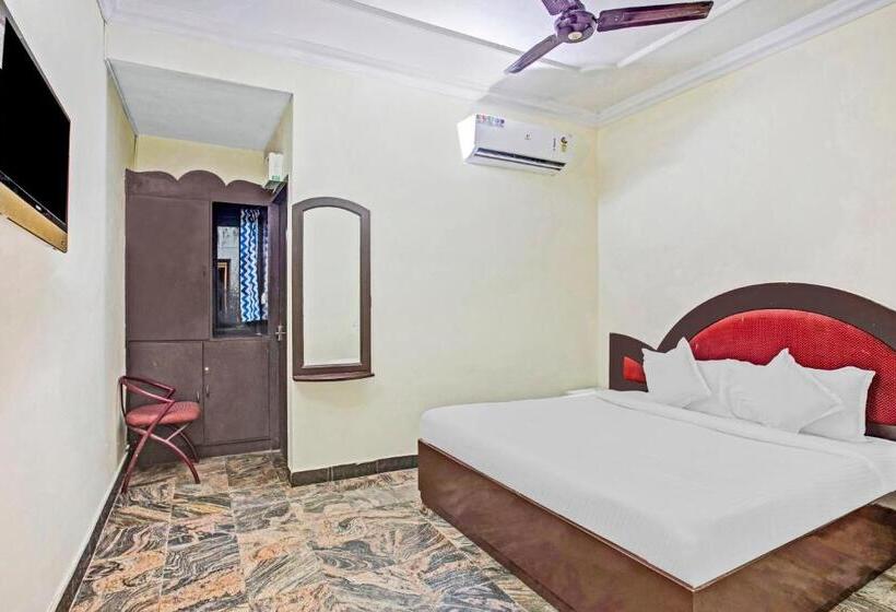 Quarto Deluxe, Fabhotel Neethu Residency   Nr Avm Film Studio