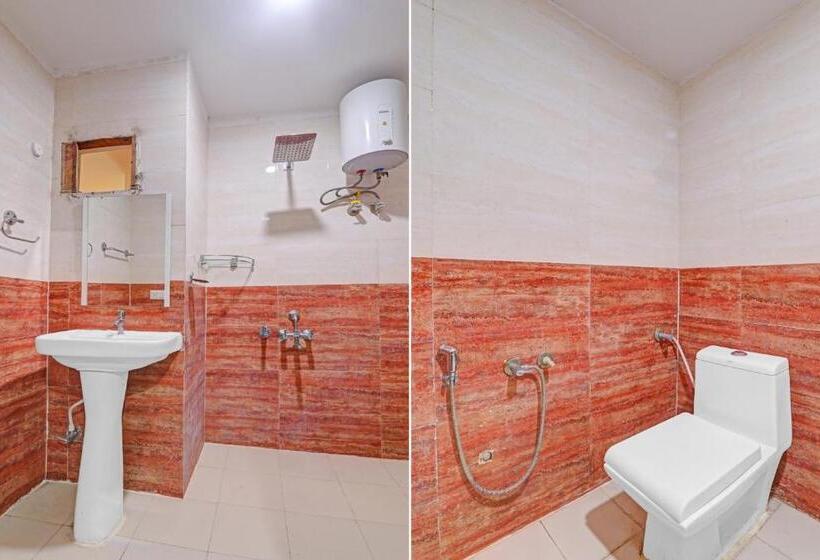חדר קלאסי לשלושה, O Satya Shiv Inn