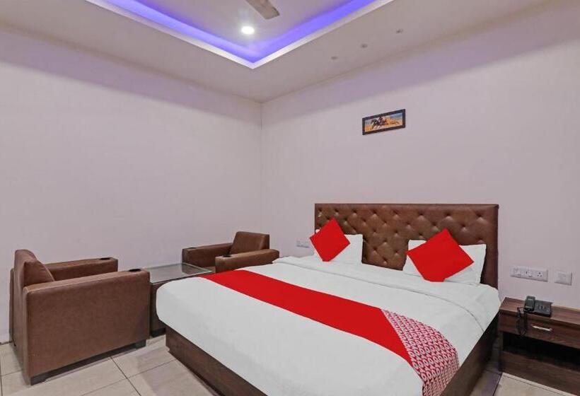 חדר קלאסי לשלושה, O Satya Shiv Inn