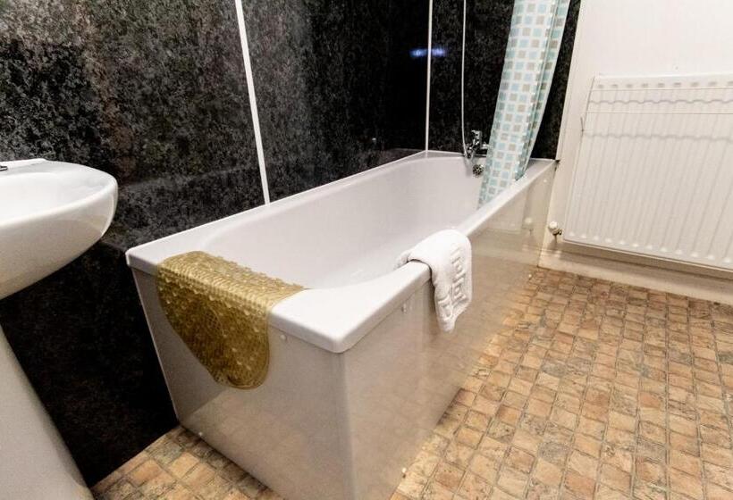 اتاق استاندارد چهار تخته, The Kings Arms
