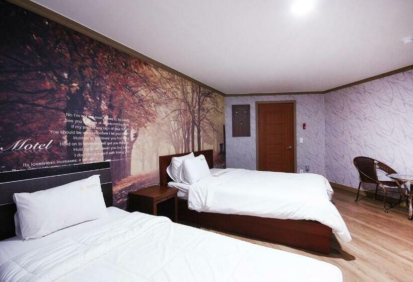 اتاق استاندارد سه نفره, Happy Q Motel